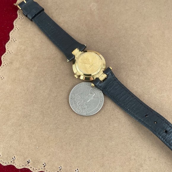 Vintage Gucci 4500L  watch with Black Enamel face Gold sword hands Fancy T Lugs - Picture 8 of 11